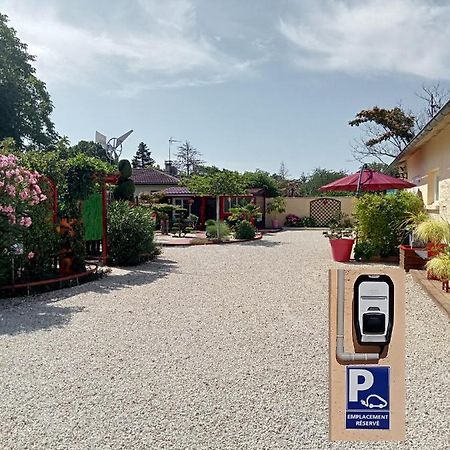 Une Pause Quelque Part Avec Recharge Pour Voiture Electrique Saint-Medard-de-Guizieres Luaran gambar