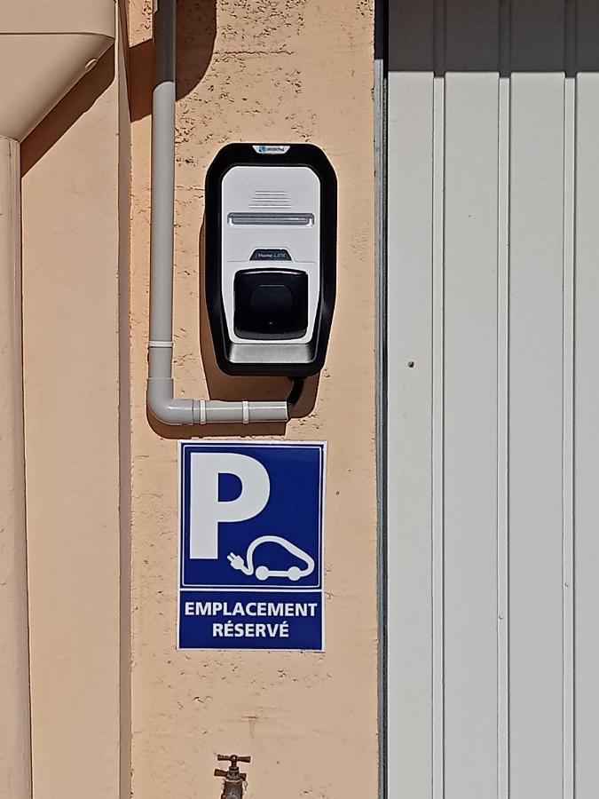 Une Pause Quelque Part Avec Recharge Pour Voiture Electrique Saint-Medard-de-Guizieres Luaran gambar