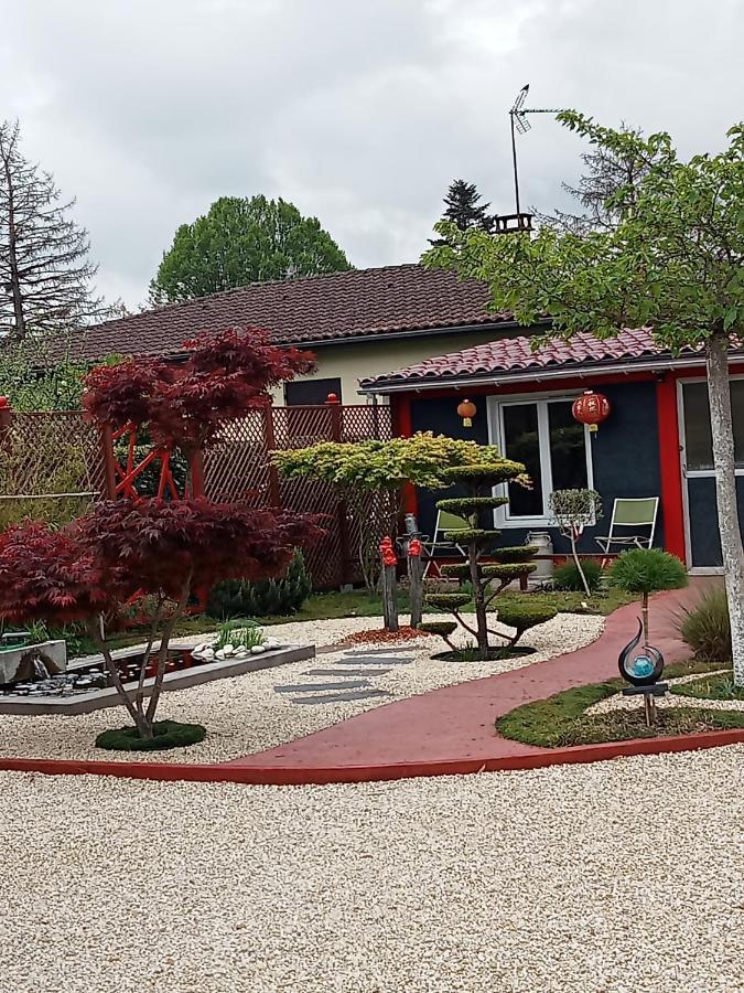 Une Pause Quelque Part Avec Recharge Pour Voiture Electrique Saint-Medard-de-Guizieres Luaran gambar