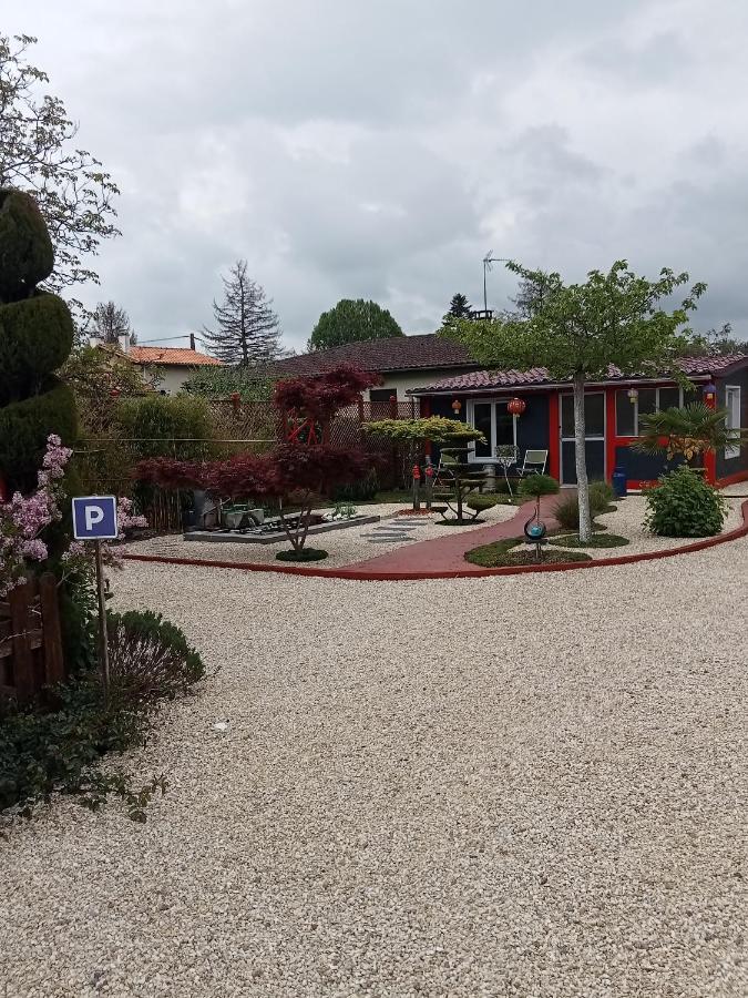 Une Pause Quelque Part Avec Recharge Pour Voiture Electrique Saint-Medard-de-Guizieres Luaran gambar