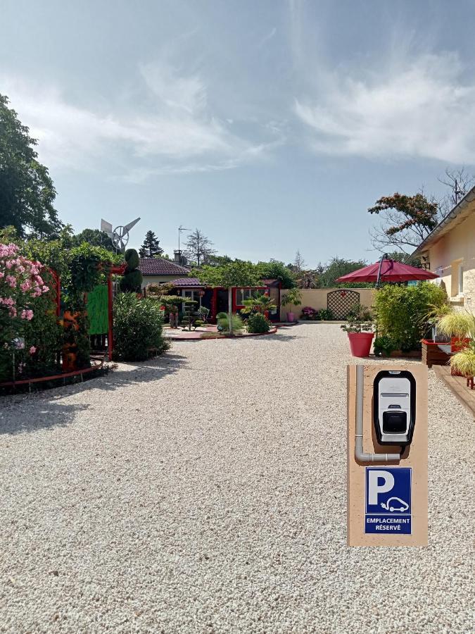 Une Pause Quelque Part Avec Recharge Pour Voiture Electrique Saint-Medard-de-Guizieres Luaran gambar