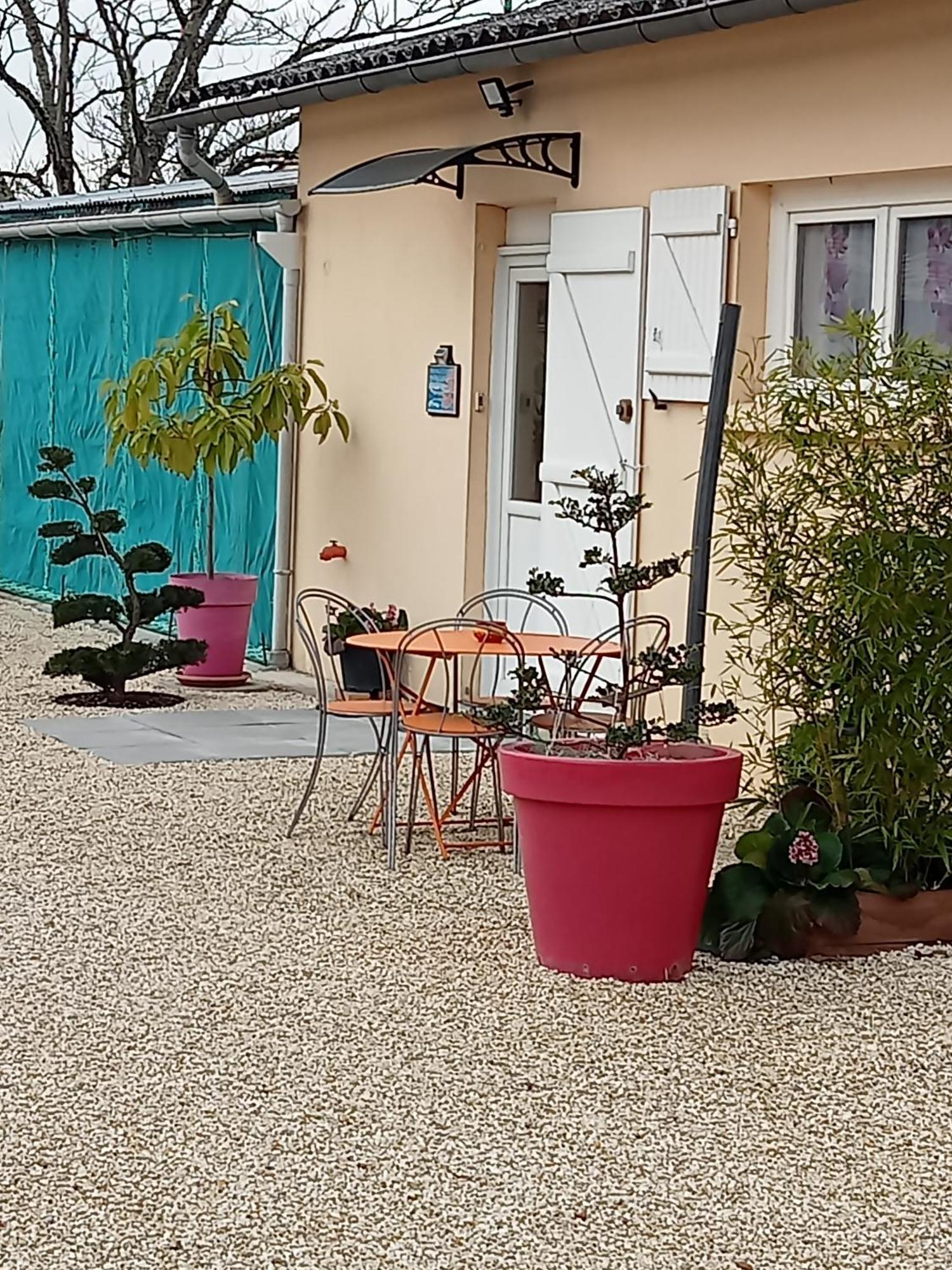 Une Pause Quelque Part Avec Recharge Pour Voiture Electrique Saint-Medard-de-Guizieres Luaran gambar
