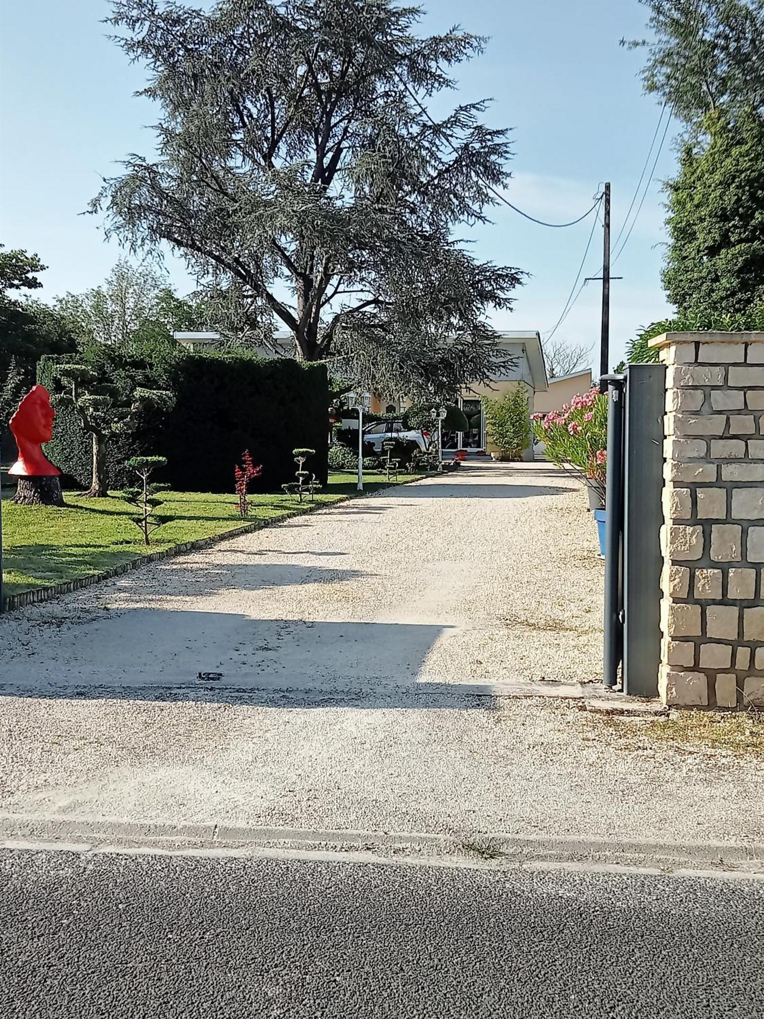 Une Pause Quelque Part Avec Recharge Pour Voiture Electrique Saint-Medard-de-Guizieres Luaran gambar