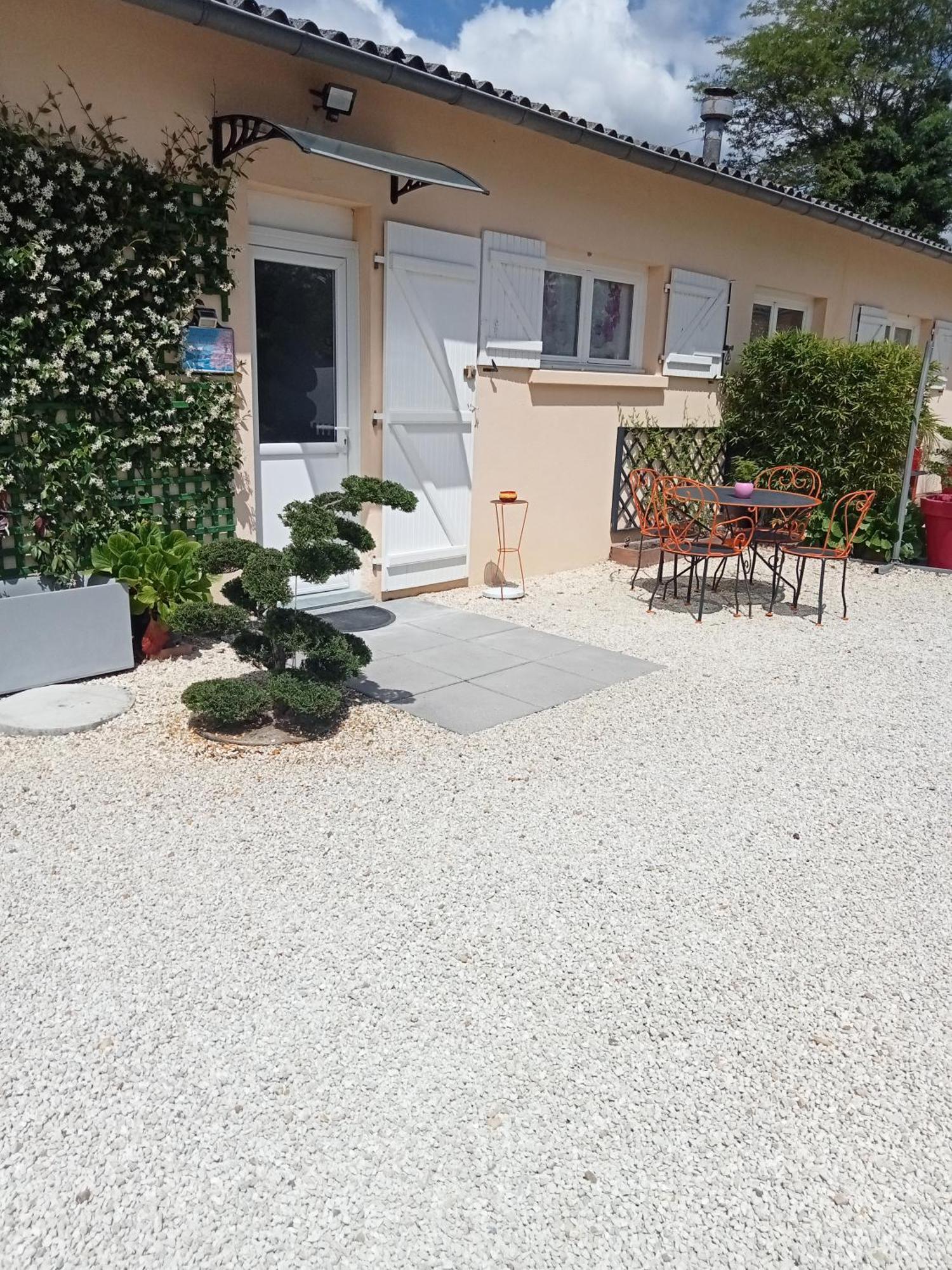 Une Pause Quelque Part Avec Recharge Pour Voiture Electrique Saint-Medard-de-Guizieres Luaran gambar