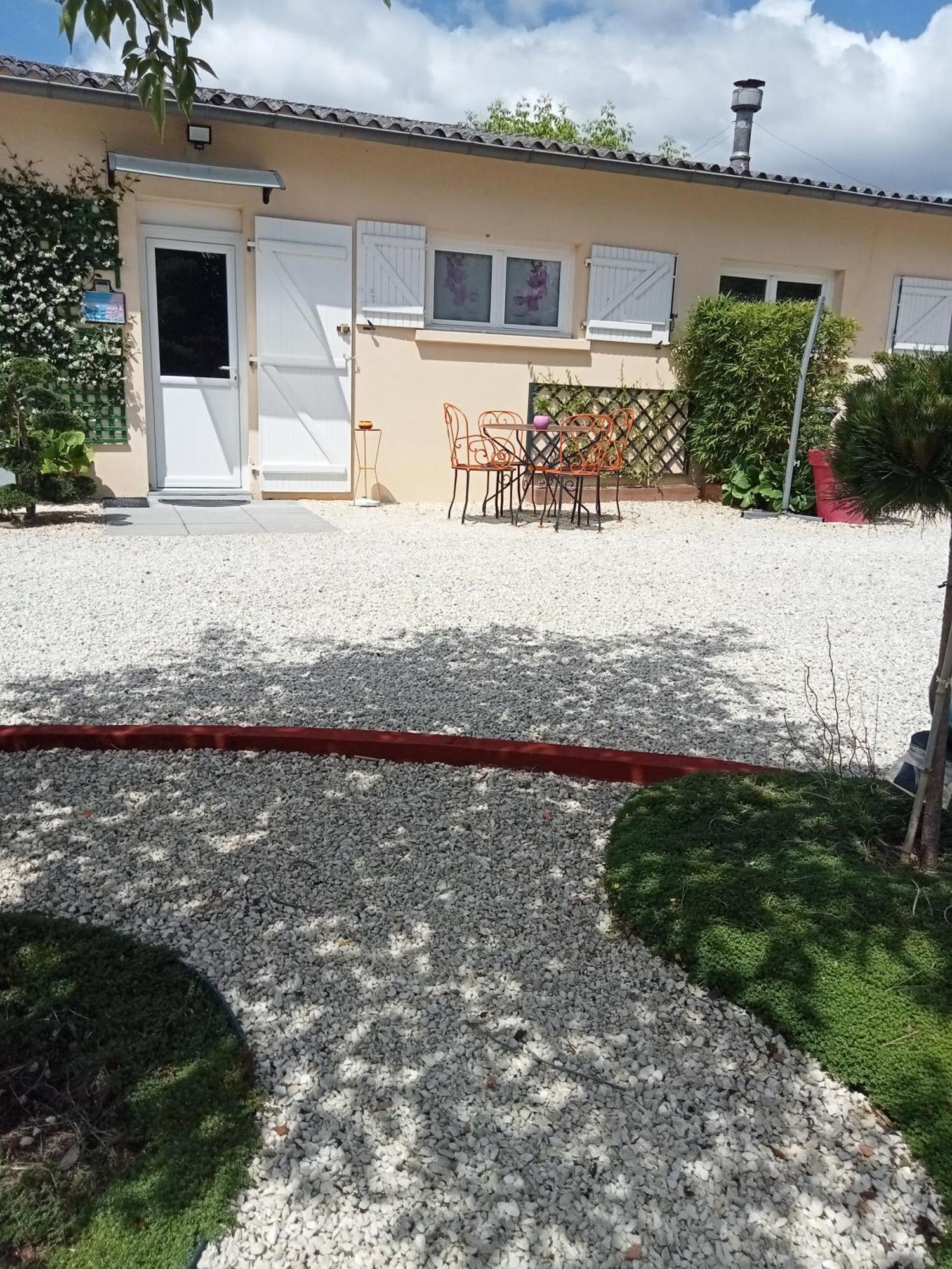 Une Pause Quelque Part Avec Recharge Pour Voiture Electrique Saint-Medard-de-Guizieres Luaran gambar