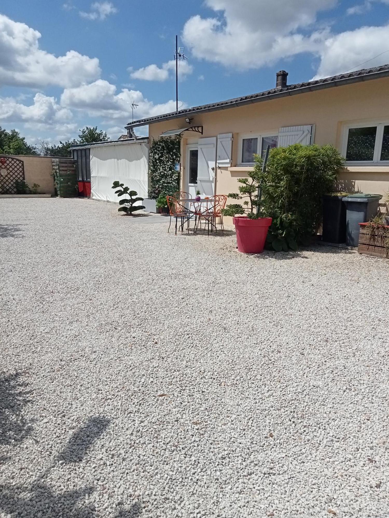Une Pause Quelque Part Avec Recharge Pour Voiture Electrique Saint-Medard-de-Guizieres Luaran gambar