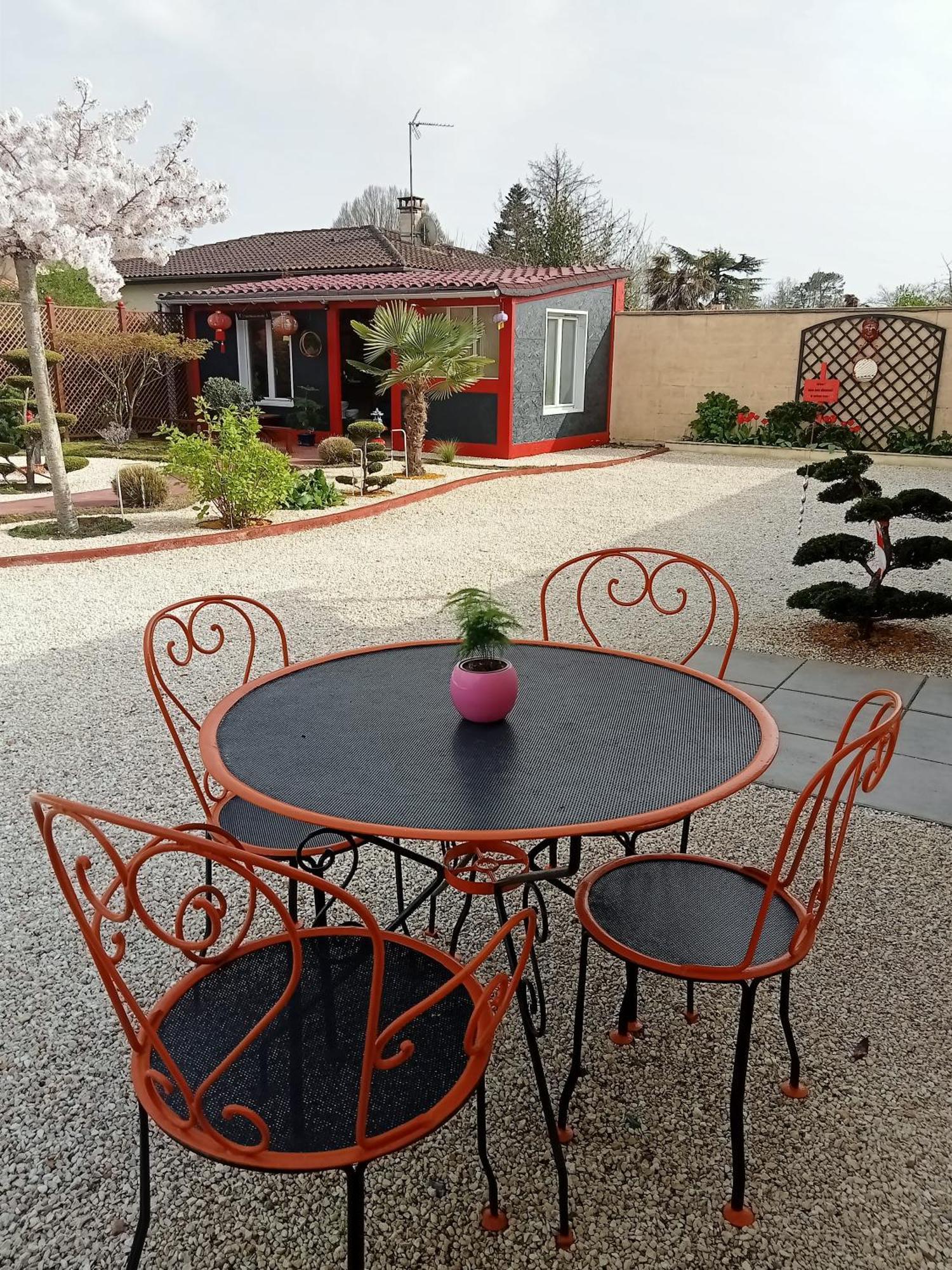 Une Pause Quelque Part Avec Recharge Pour Voiture Electrique Saint-Medard-de-Guizieres Luaran gambar
