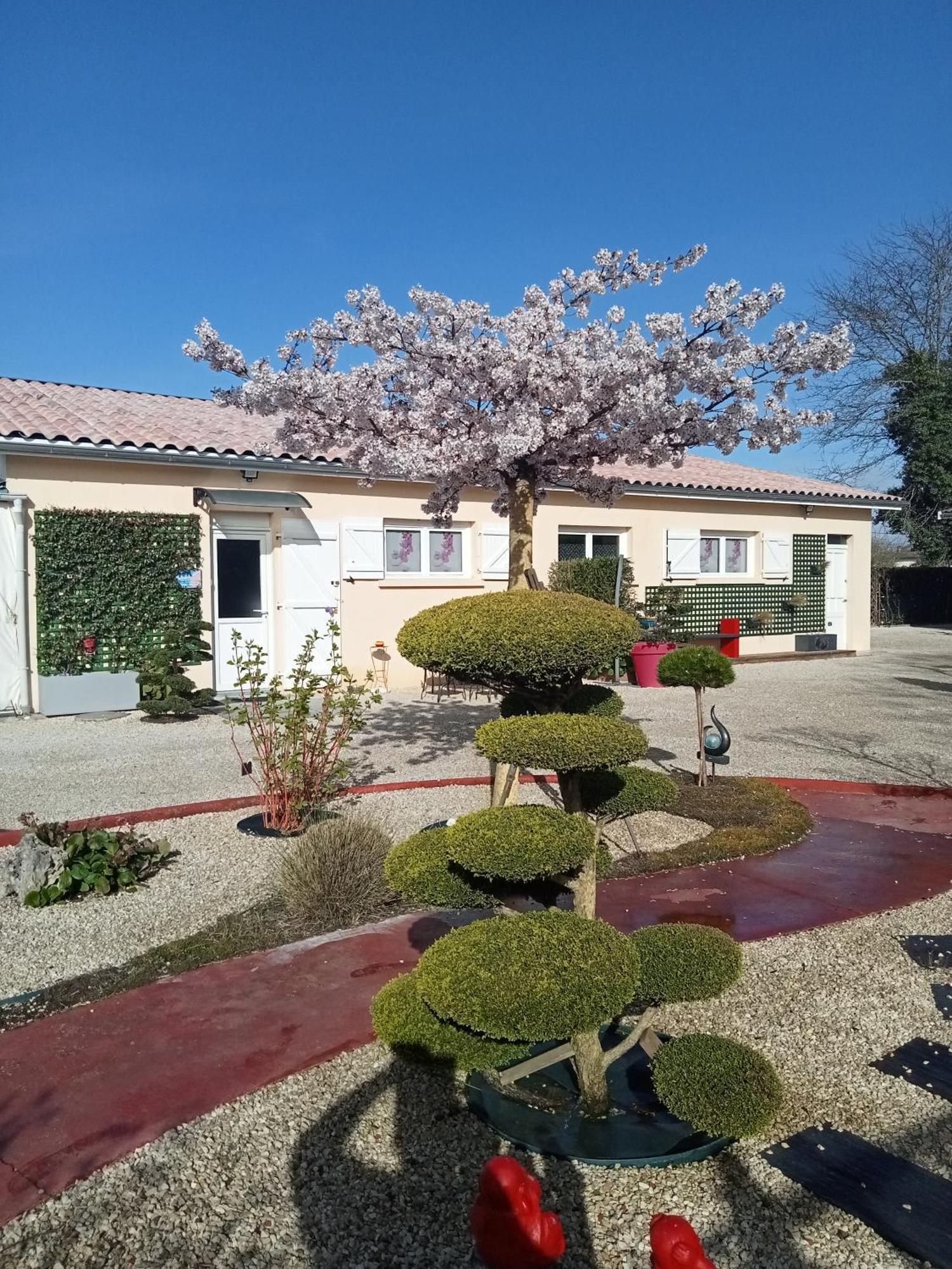 Une Pause Quelque Part Avec Recharge Pour Voiture Electrique Saint-Medard-de-Guizieres Luaran gambar